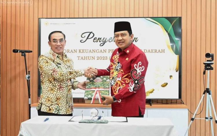 Pj. Bupati Kobar Serahkan LKPD 2023 Pada BPK Perwakilan Kalteng
