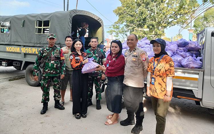 Kodim 1016 Palangka Raya Salurkan 200 Paket Sembako untuk Korban Banjir Kelurahan Langkai