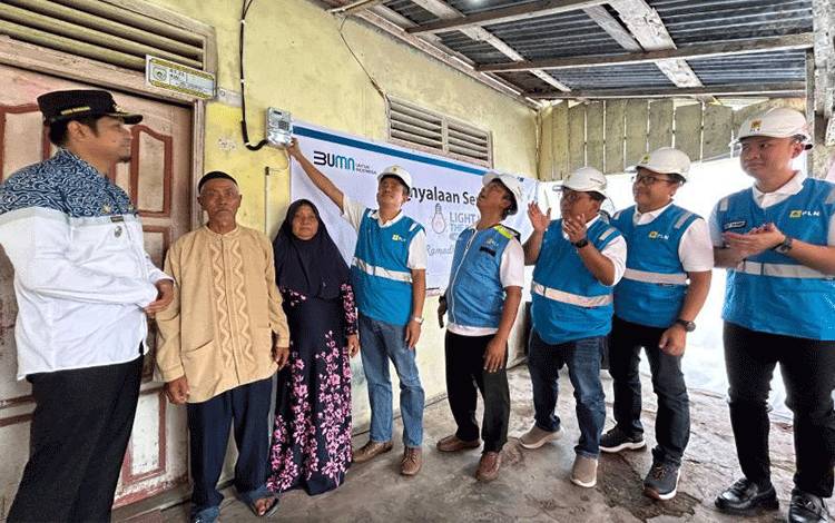 Prosesi penyalaan rumah keluarga bapak Waluyo (63) yang beralamat di Desa Sidorejo, Kecamatan Arut Selatan, Kabupaten Kotawaringin Barat Kalimantan Tengah yang menjadi menjadi salah satu penerima manfaat sambung listrik gratis Light Up The Dream (LUTD) PT PLN (Persero) Unit Induk Distribusi Kalimantan Selatan dan Kalimantan Tengah (PLN UID Kalselteng). (ANTARA/HO-PLN UID Kalselteng)