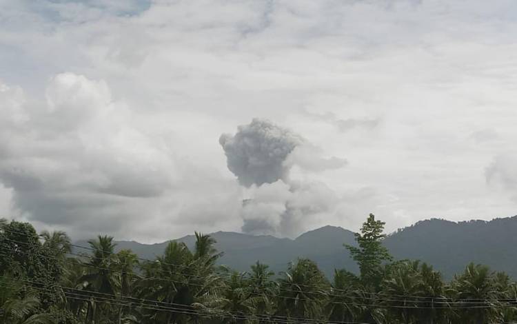 Gunung Dukono Muntahkan Abu Vulkanik Setinggi 1,5 Kilometer