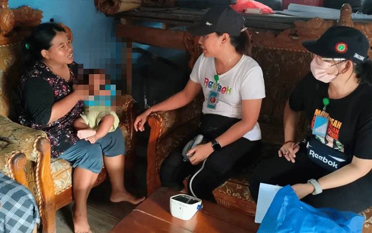 Puskesmas Bukit Hindu Lakukan Pengecekan Kesehatan Door to Door di Jalan Mendawai