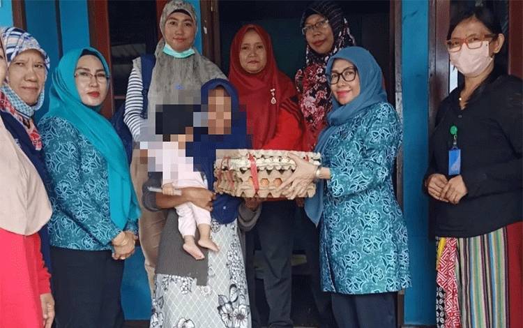 Pj Ketua TP PKK Palangka Raya Kunjungi Anak Berisiko Stunting