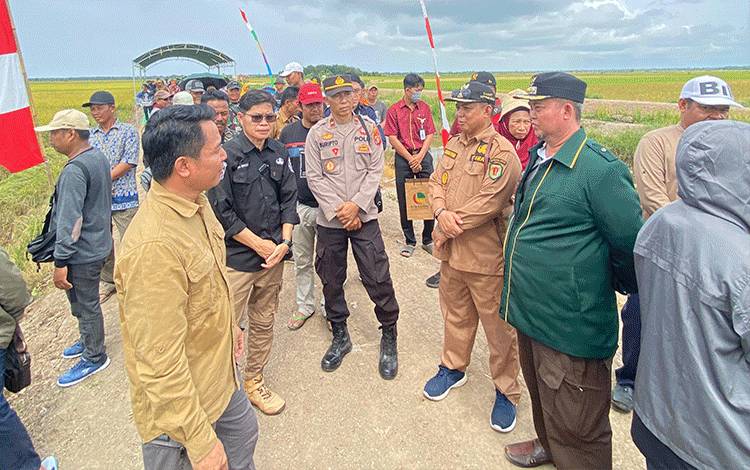 Pj Bupati Katingan Panen Raya di Desa Subur Indah, Begini Katanya