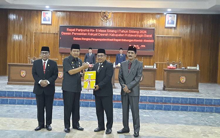 Pj Bupati Kobar Sampaikan LKPJ Tahun Anggaran 2023 Kepada DPRD