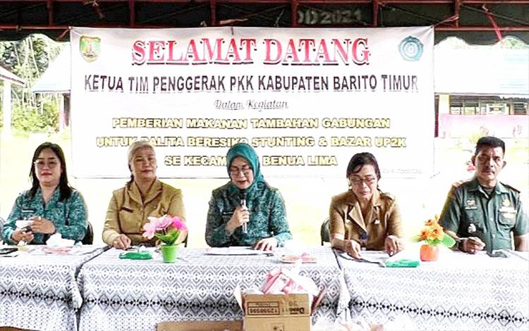 Pj Ketua TP PKK Barito Timur Bagikan Makanan Tambahan untuk Balita di Benua Lima