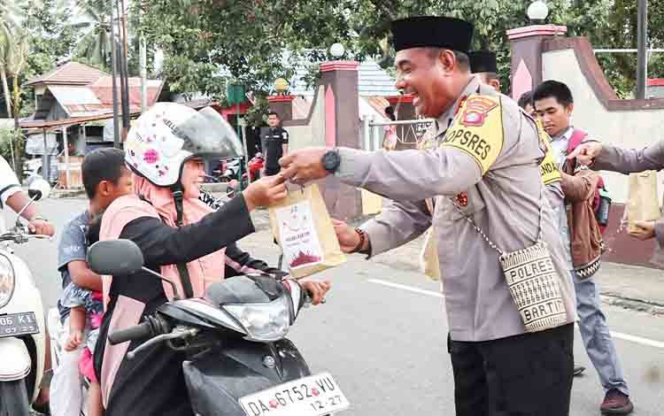 Polres Barito Timur Bagi-bagi Takjil di Jalan A Yani Tamiang Layang?