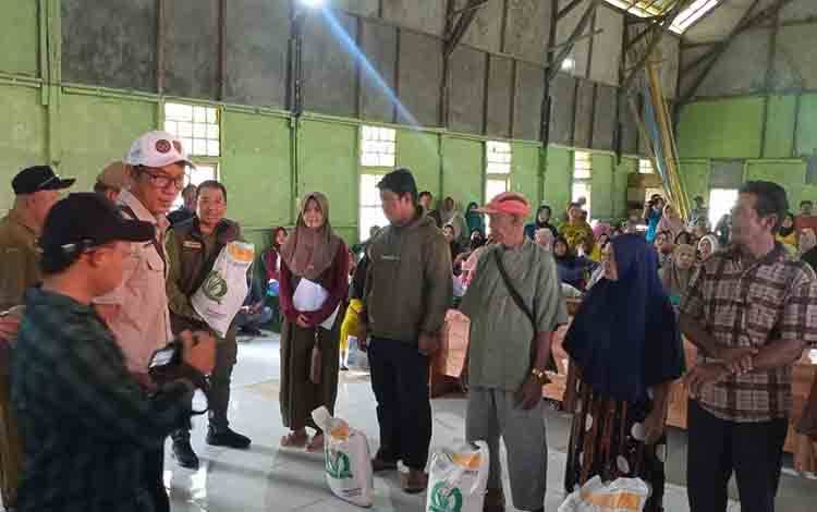 Pemkab Sukamara Salurkan Bantuan Sosial CPP Kepada KPM di Kelurahan Kuala Jelaj?