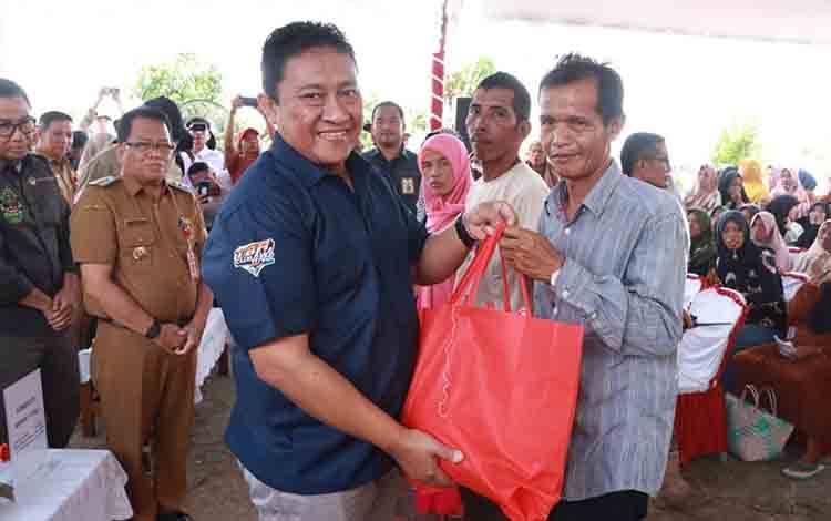 Wagub Kalteng Salurkan 75 Ton Beras Pasar Murah di Kabupaten Kapuas