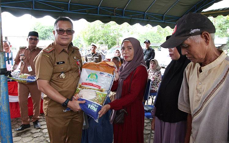 Pemprov Kalteng Salurkan 10 Ton Beras ke Karau Kuala