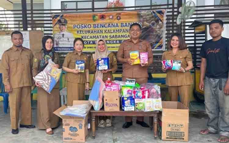 Kepala Dinas DALDUKKBP3APM Salurkan Bantuan ke Posko Kalampangan