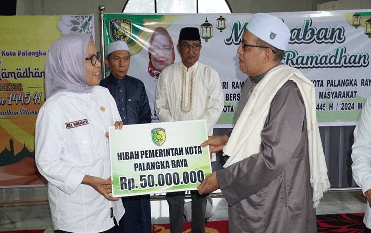 Pemko Palangka Raya Serahkan Dana Hibah ke Masjid Agung Kubah Kecubung