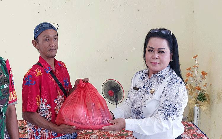 Jelang Lebaran, Lurah Langkai Berbagi Sembako untuk Ketua RT dan RW