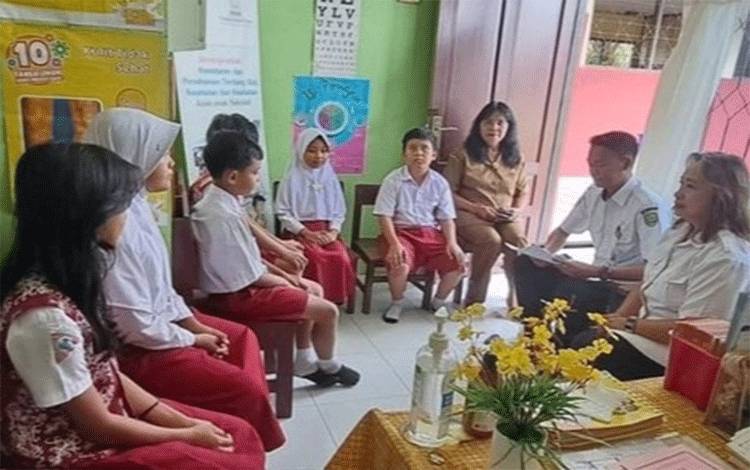 Puskesmas Pahandut Tingkatkan Kesehatan Murid dengan Pembinaan UKS di SDN 4 dan 5 Pahandut