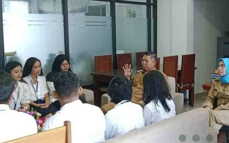 Terima Mahasiswa Magang, Ini Pesan Kepala Dispursip Palangka Raya