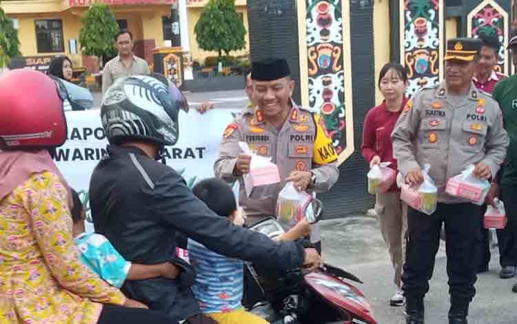 Polres Kobar Gandeng Insan Pers Bagikan Takjil
