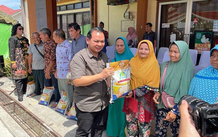Eddy Karusman Distribusikan 10 Ton Beras Gratis di Kelurahan Nanga Bulik