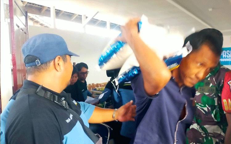 Pasar Murah Pemprov Kalteng Disambut Antusias Warga Bantaran Sungai Arut