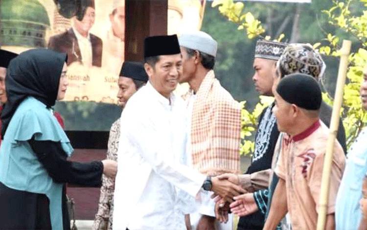 Pj Bupati Barito Utara Serahkan Dana Hibah Pembangunan Rumah Ibadah ke Camat Lahei Barat