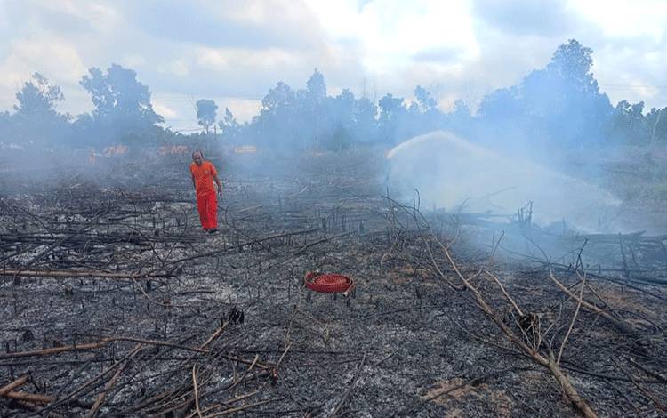 BPBD Kobar Padamkan Karhutla di Desa Pasir Panjang