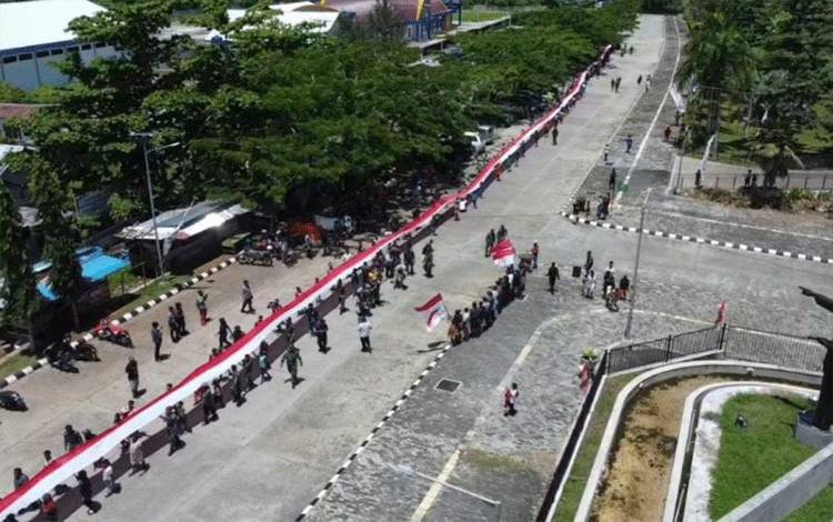 Yonif 122/TS Bentangkan Bendera Merah Putih Satu Kilometer di Mosso