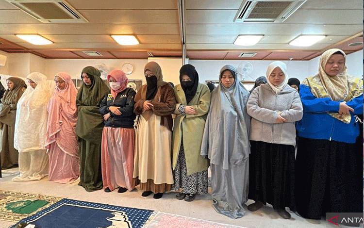 Umat Muslim Lakukan Aktivitas Ramadan di Musala Bekas Restoran Sushi