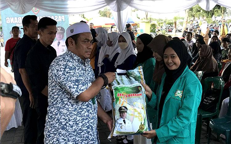 Pasar Murah Pemprov Kalteng Salurkan Beras 1.000 Sak pada Mahasiswa Kobar