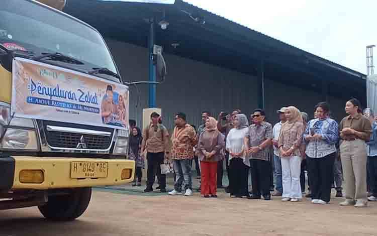 Pendistribusian Tahap 2 Zakat Harta Keluarga H Abdul Rasyid AS dan Hj Nuriyah Dilepas dari Gudang Natai Baru