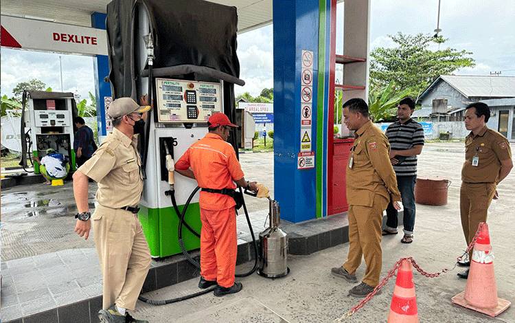 Disperindagkop UKM Lakukan Pengawasan Alat UTTP Sejumlah SPBU Kobar Jelang Lebaran 2024
