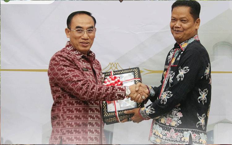 Pj Bupati Seruyan Serahkan LKPD Tahun 2023 Unaudited