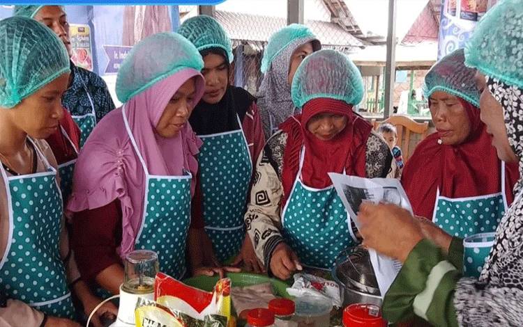 Ibu Rumah Tangga di Kameloh Baru Dilatih Olah Produk Perikanan
