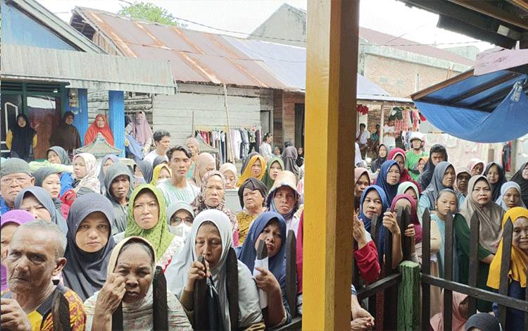 Terima Penyaluran Zakat, Warga Kuala Pembuang Doakan H Abdul Rasyid AS dan Keluarga