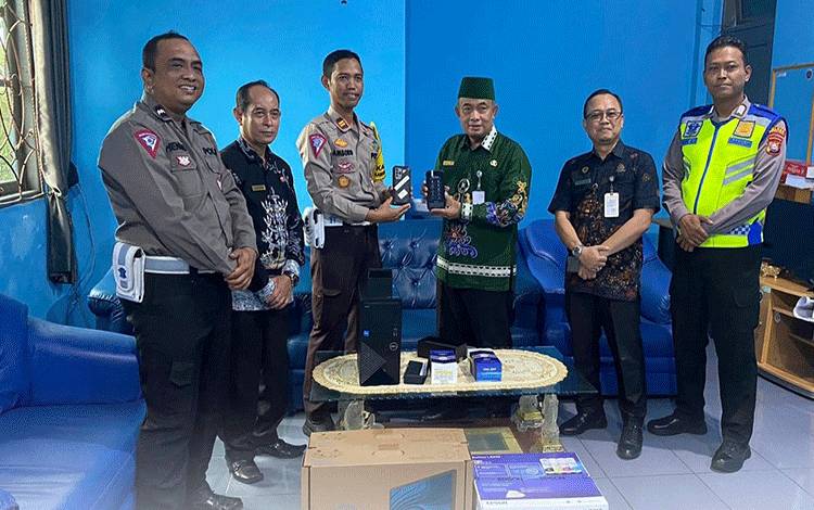 Pemkab Seruyan Serahkan Hibah Peralatan Tilang Elektronik