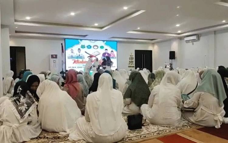 Pj Ketua PKK Kapuas Hadiri Khatam Al Quran Gabungan Pengajian TP PKK dan DWP Bersama Al Mar'atussholihah?