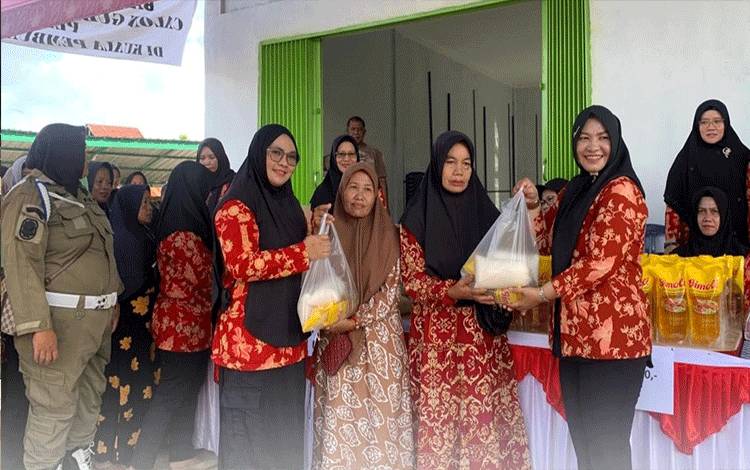 Warga Sambut Antusias ke Pasar Murah DWP Seruyan