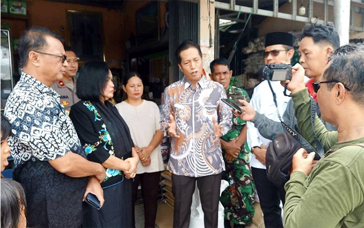 Pj Bupati Barito Utara Cek Harga Bahan Pokok di Sejumlah Pasar Jelang Idulfitri 1445 Hijriah
