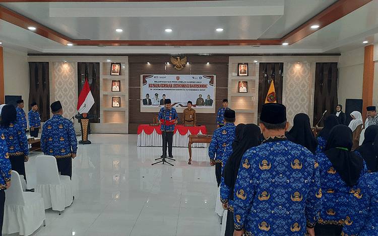 Pj Bupati Kobar Lantik Kepala Sekolah, Pengawas, dan Penilik