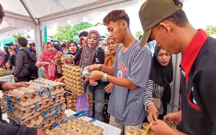 Ratusan Warga Serbu Gerakan Pangan Murah di Taman Kota Sampit?