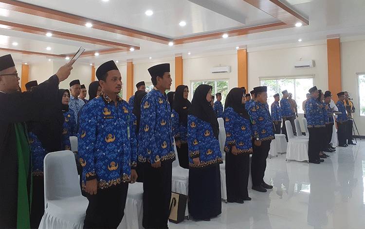 Kepala Sekolah, Pengawas dan Penilik Lingkungan Pemkab Kobar Resmi Dilantik