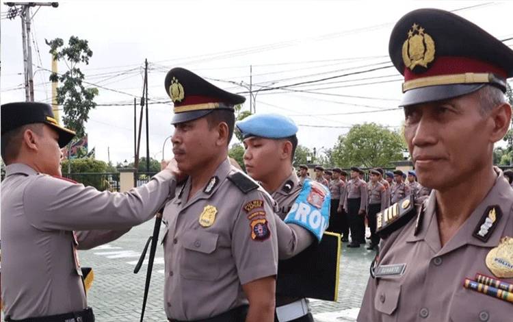 Kapolres Kapuas Pimpin Upacara Kenaikan Pangkat Pengabdian dan Purna Bhakti Personel