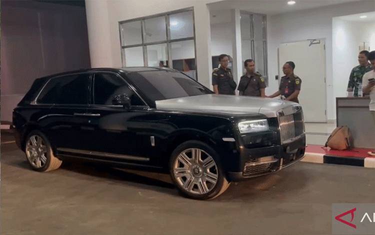 Kejagung Sita Dua Mobil Mewah dari Kediaman Harvey Moeis