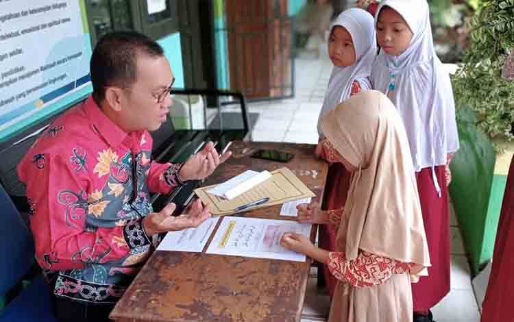 Siswa MIN 5 Kota Palangka Raya Bayar Zakat Fitrah Sendiri