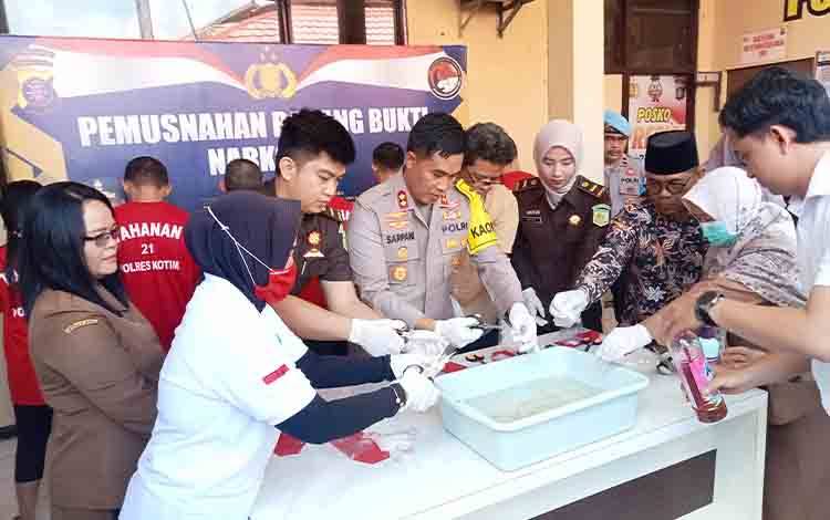 Polres Kotim Musnahkan Sabu Ratusan Gram