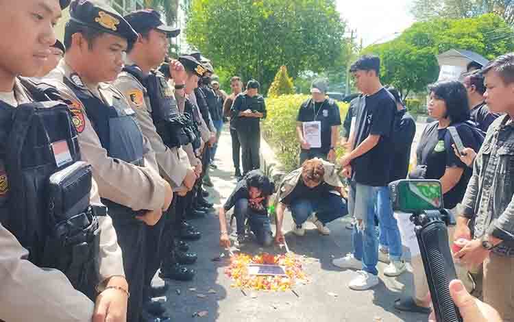 Massa Aksi Tuntut Terdakwa Kasus Penembakan Bangkal Dihukum Berat