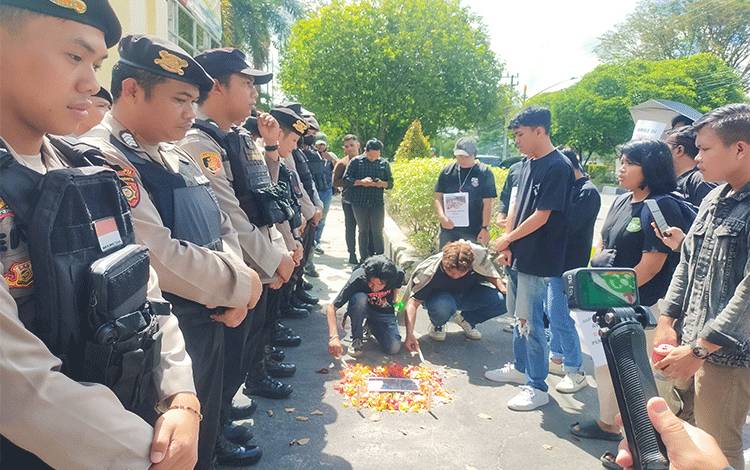 Massa Aksi Tuntut Terdakwa Kasus Penembakan di Bangkal Dihukum Berat
