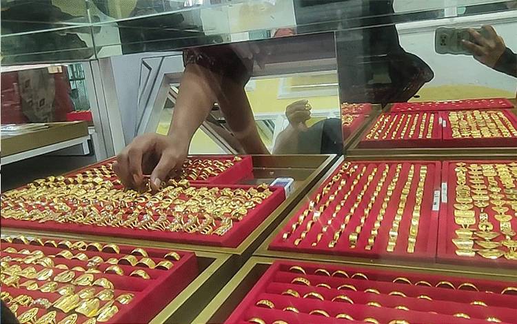 Jelang Lebaran, Warga Buru Perhiasan Emas di Sampit