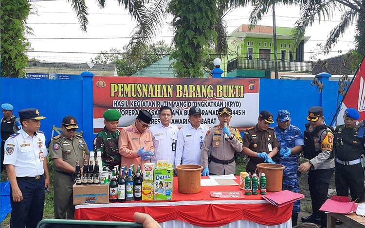 Jelang Idul Fitri 1445 H, Polres Kobar Musnahkan Makanan Kadaluwarsa, Miras dan Sabu