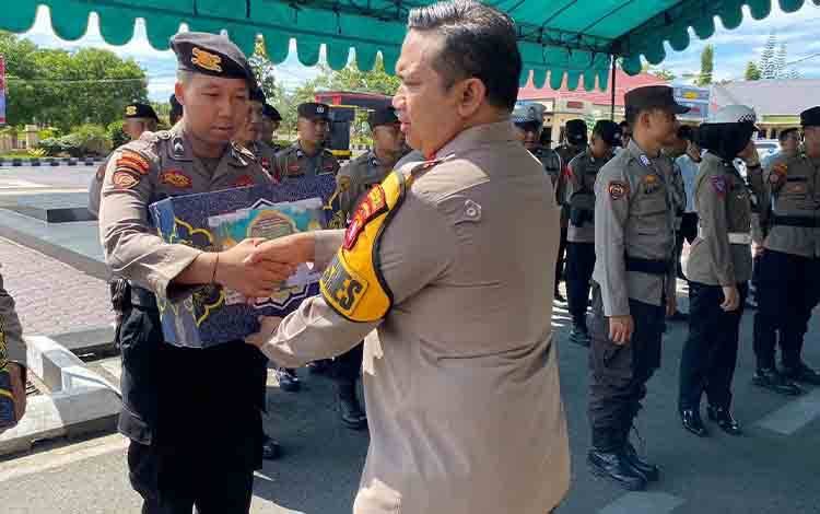 Kapolres Seruyan Bagikan Hampers Lebaran kepada Personel