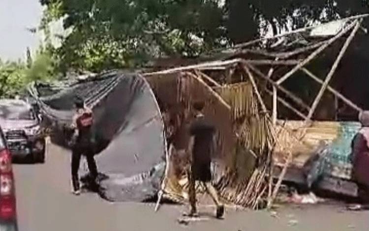 Pedagang Pasar Ramadan Kapuas Merugi Akibat Lapak Dagangan Diterjang Angin