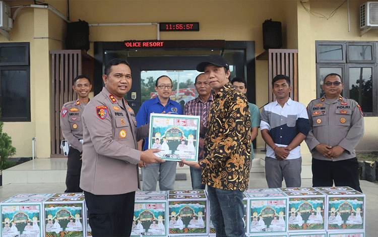 Kapolres Seruyan Serahkan Bingkisan Lebaran untuk PWI Seruyan