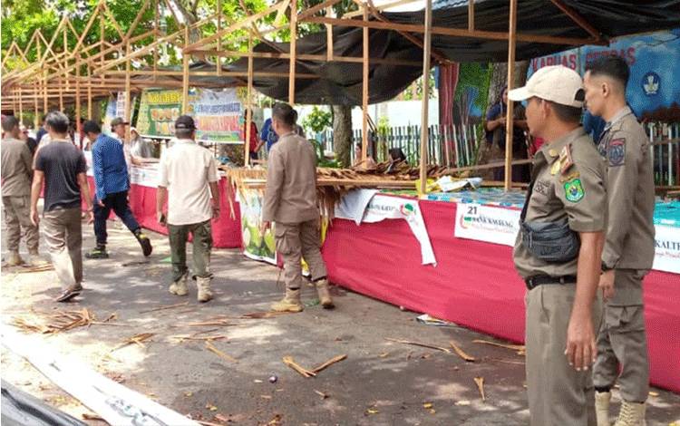 Personel Satpol PP dan Damkar Kapuas Bantu Bersihkan Lapak Pedagang Pasar Ramadan